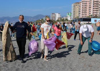 Alanya’da yerleşik yabancılar sahili temizledi