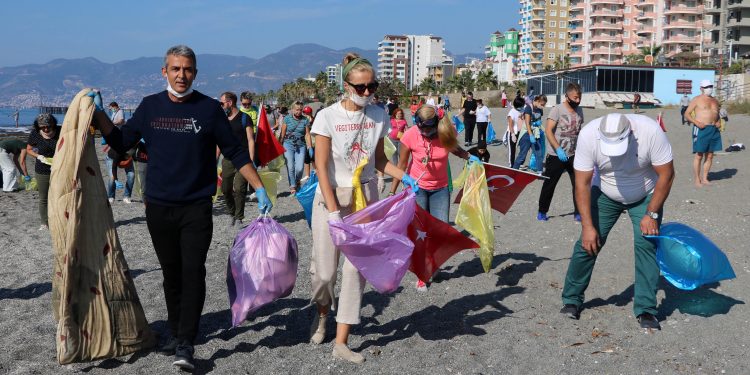 Alanya’da yerleşik yabancılar sahili temizledi