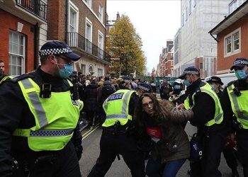 İngiltere’de polis Covid-19 önlemlerini protesto eden gruba saldırdı,150 kişi gözaltına alındı