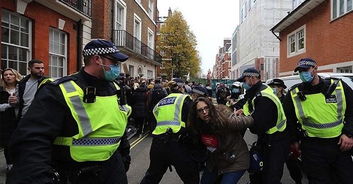 İngiltere’de polis Covid-19 önlemlerini protesto eden gruba saldırdı,150 kişi gözaltına alındı