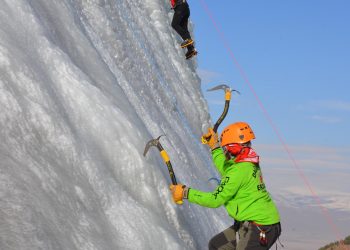 Palandöken’de 2020-2021 buz duvarı tırmanış sezonu açıldı
