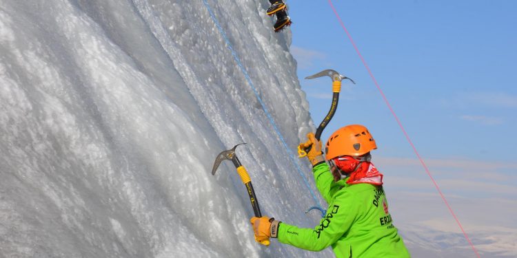 Palandöken’de 2020-2021 buz duvarı tırmanış sezonu açıldı