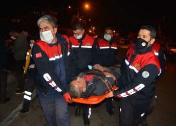 Kargo işçilerini taşıyan servis ticari araçla çarpıştı: 4 işçi yaralı