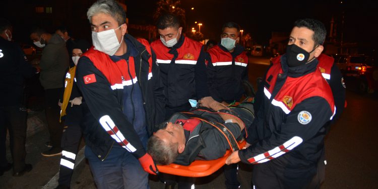 Kargo işçilerini taşıyan servis ticari araçla çarpıştı: 4 işçi yaralı