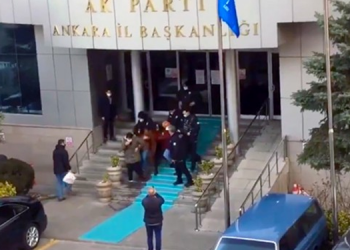 Kadınlardan AKP Ankara İl Başkanlığı’na mor boyalı eylem