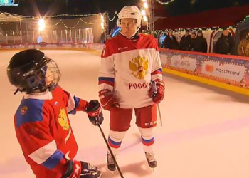 Rusya Devlet Başkanı Putin, kendisiyle ‘buz hokeyi’ oynamak isteyen çocuğun hayalini gerçekleştirdi