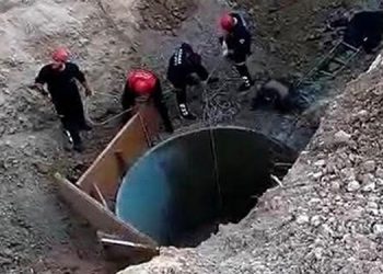 Kuyu çöktü 2 kişi göçük altında