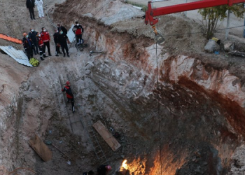 Göçük altında kalan 2 işçiden 1’i yaşamını yitirdi