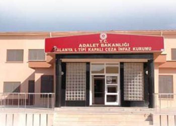 Grevdeki kadın tutuklulara hücre cezası ve infaz yakma