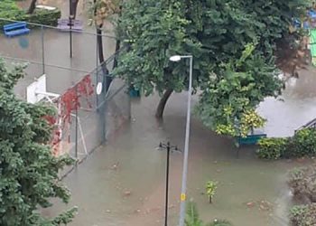 Akdeniz’de fırtına ve yağış: Ev ve seralarda su baskını