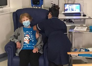 İngiltere’de, Pfizer BioNTech koronavirüs aşısını vurulan ilk kişi Margaret Keenan oldu