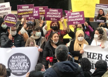 Aylin Sözer’in evinin önünde kadınlardan eylem