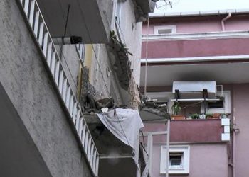 Avcılar’da bina balkonu çöktü: 2 işçi yaralı