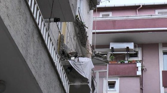 Avcılar’da bina balkonu çöktü: 2 işçi yaralı