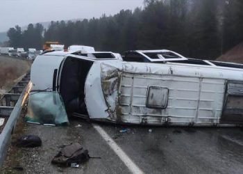 Mültecileri taşıyan otobüs devrildi