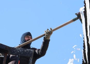 Buz kırma timi günde 20 kamyon buz kırıyor