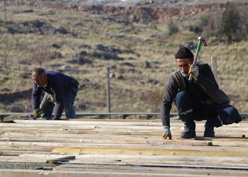 Sessizliği çekiç sesleriyle bölen işçiler: Çalışmak zorundayız