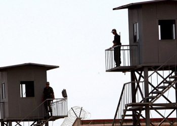 Çıplak aramayı reddetti, darp edildi