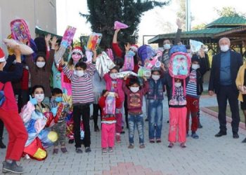 Köy çocuklarına yeni yıl hediyesi dağıtıldı