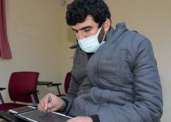 Hastane bahçesinde uzaktan eğitim veren refakatçi öğretmene oda