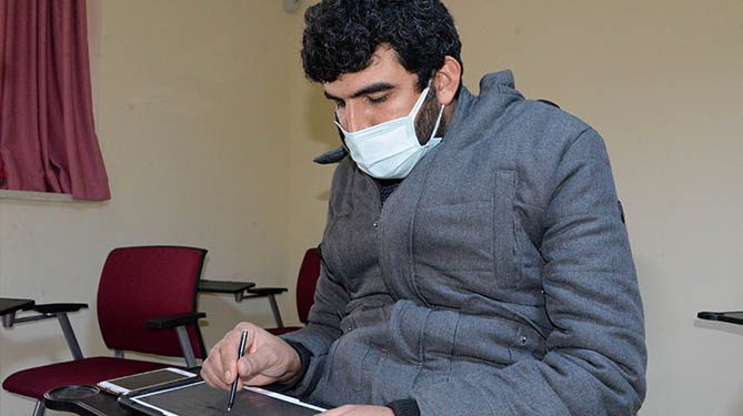 Hastane bahçesinde uzaktan eğitim veren refakatçi öğretmene oda