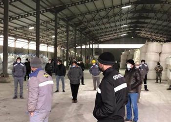 Yasağa rağmen işten çıkarılan işçiler direnişe geçti