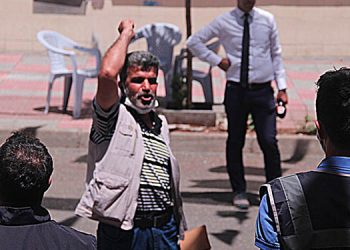 HDP önünde bekletilenlerden gazetecilere saldırı girişimi