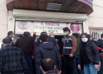 Diyarbakır Emniyeti HDP önünde tezgâh kurdu: Önce gözaltı sonra karar