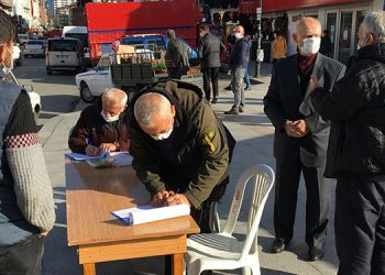 Pandemide emekli olmak istemeyen doktora, imza kampanyalı destek