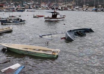 Foça’da fırtına nedeniyle tekneler battı