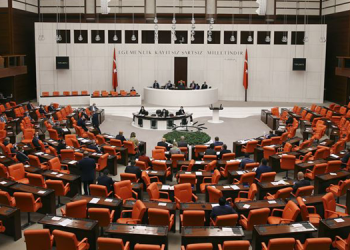 CHP’liler Bakan Varank’ı sıralara vurarak protesto etti