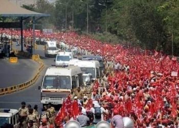 Hindistan’da çiftçinin sabrı sokaklara taştı!