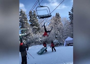 Acemi kayakçı telesiyejde asılı kaldı