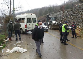 Şile’de kamyonetle minibüs kafa kafaya çarpıştı; 8 yaralı
