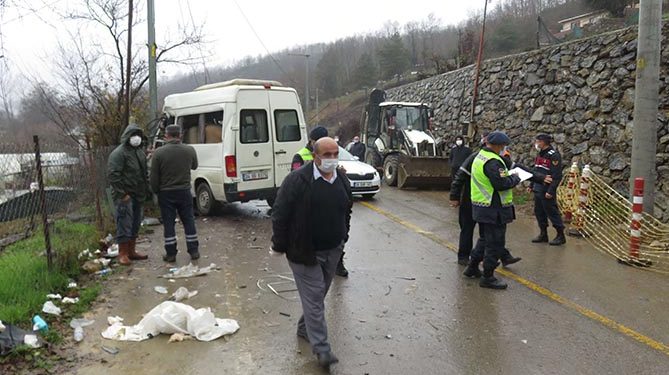 Şile’de kamyonetle minibüs kafa kafaya çarpıştı; 8 yaralı