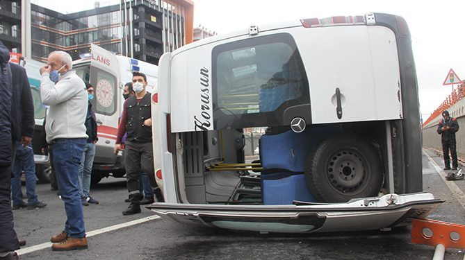 Diyarbakır’da minibüs devrildi: 7 yaralı Diyarbakır’da minibüs devrildi: 7 yaralı
