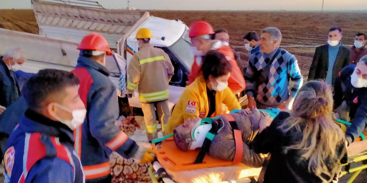 Mardin’de tarım işçilerini taşıyan kamyonet devrildi: 22 yaralı Mardin’de tarım işçilerini taşıyan kamyonet devrildi: 22 yaralı