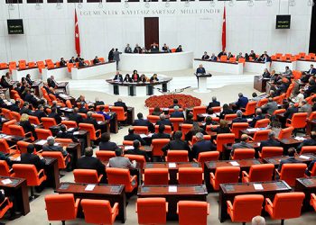 AKP’li vekil Aysel Tuğluk’un annesinin cenaze törenine dönük ırkçı saldırıyı savundu