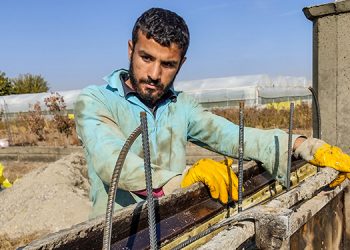 Milli sporcu, asker harçlığı için inşaatta çalışıyor