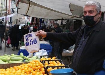 Pazara gidenler en ucuz ürünleri bulma telaşında