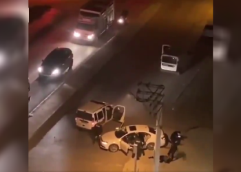 İzmir’de polis şiddeti: yurttaş yerde tekmelendi