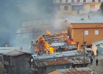 Rize’de köyde yangın; 8 ev alev aldı, ekipler müdahale ediyor