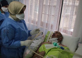 Sağlıkçıların pandemide zorlu ‘evde bakım’ mesaisi