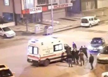 Ambulansa alınmayan hasta yakınları sağlık personelini darp etti