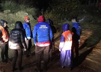 Hafif ticari araç sel sularına kapıldı: 3 kişi kurtarıldı, 2 kişinin cesedine ulaşıldı