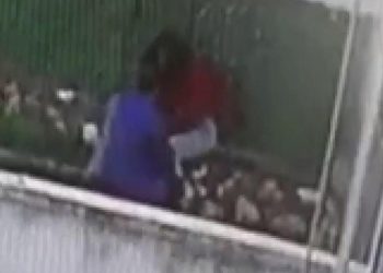 Sokak ortasında kadına şiddet kamerada