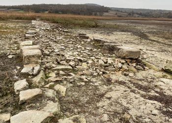 Su çekildi tarihi yol ortaya çıktı