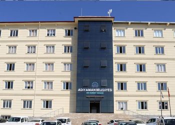 Aldığı iki maaş yetmedi, kendisini işçi olarak işe aldı