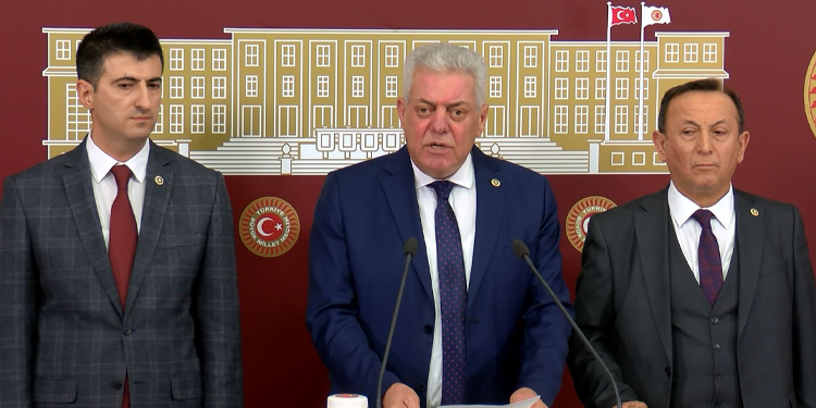 CHP’den 3 vekil istifa etti CHP’den 3 vekil istifa etti
