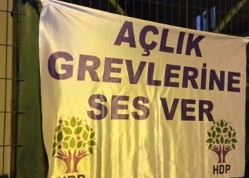 HDP’nin ilçe binalarına pankart baskını